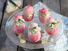 Œufs marbrés à la betterave, farcis de crème à la fourme d'Ambert