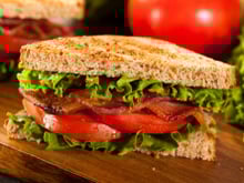 “Mon sandwich préféré de l’été” : simple et gourmande, François-Régis Gaudry partage une recette parfaite pour vos pauses déjeuner ou vos pique-niques !