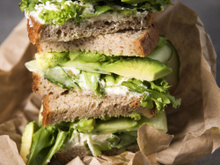 Club sandwich à l'avocat, concombre et fromage frais