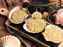 “En entrée, vous prendrez bien mes Saint-Jacques gratinées ?” : Laurent Mariotte vous propose une belle recette pour votre repas de Noël !