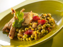 Poulet tendre aux épices citronnées et gourmandise de pois à la provençale