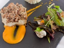 Bar en crumble de kasha et algues, coulis de potimarron et chou-fleur comme un risotto