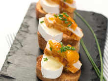 Bruschetta de poulet fumé, chutney de mangues et En Cas de Caprice