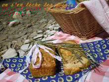 Cake d'été au jambon cru, tomate confite et dés de brebis