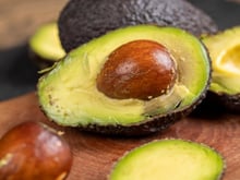 Marre de l’avocat qui noircit trop vite ?” : Une primeur et MOF partage 3 astuces pour le garder frais au moins 3 jours !