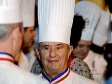 Pourquoi ne pas tester pour les fêtes la recette de la célèbre soupe VGE aux truffes de Paul Bocuse ?