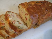 Cake aux olives, tomates séchées et bacon
