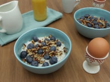 Porridge aux perles du Japon, lait d'amande, noix de pecan et myrtilles