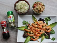 Brochettes de gambas grillées aux herbes de Provence & salsa tomates et ananas au poivre
