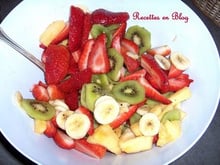 Salade de fruits kiwis, bananes, fraises, ananas