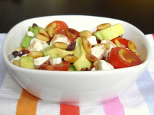 Salade d'avocats avec feta, pignons, tomates et olives noires
