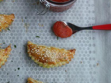 Chaussons à la viande épicée, sauce tomate piquante