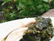 Raie pochée, condiment wakamé-sésame, tagliatelle à l'encre de seiche