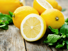 Comment presser facilement un citron sans presse-agrumes et sans en mettre partout ?