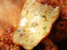 Cake à la feta aux herbes et au jambon cru