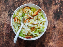 Rapide et saine : une diététicienne partage sa recette facile de salade de pâtes façon César