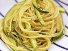 Spaghettis au citron, courgettes et pignons grillés