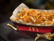 McDo met une couche de cheddar et de bacon sur ses frites