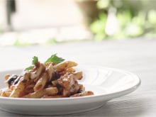 Penne Rigate à la sauce Arrabiata, morue et olives noires