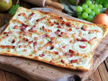 “Ils ont réussi à insulter simultanément les Alsaciens et les Italiens” : la pub qui présente la flammekueche comme la pizza de Strasbourg passe très mal en Alsace