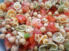 Salade folle de pâtes et pois chiches au basilic