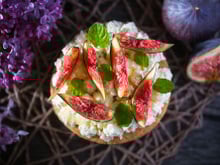 Une diététicienne partage sa recette sucrée/salée de tarte feuilletée à la figue et la ricotta, un vrai régal !