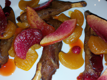 Aiguillettes de canards poêlées aux pommes et pêches