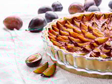 Julie Andrieu dévoile sa tarte aux prunes « pour une transition en douceur » idéale en automne