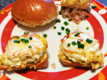 Demi-oignon farci à l'œuf et au crabe pané