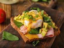 C’est l’heure du brunch avec cette recette de tartine gourmande à l’avocat, jambon et œuf poché !