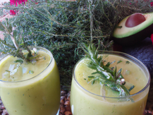 Smoothie avocat-concombre au romarin
