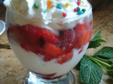 Mousse fraises bonbons sur coulis de framboises