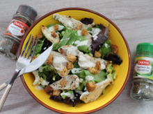 Salade poulet avocat et croûtons & herbes de Provence