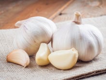 Ce chef italien révèle pourquoi votre façon de couper l'ail ruine complètement le goût de vos recettes