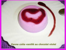 Panna cotta vanillé au chocolat violet  et son coulis de myrtille