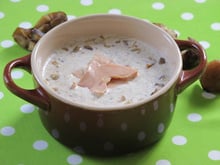 Velouté aux châtaignes et à l'ail et ses pétales de foie gras