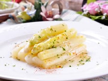 “ Ça marche à merveille” : Hélène Darroze partage sa délicieuse recette de printemps, des asperges blanches avec une sauce aux oeufs !