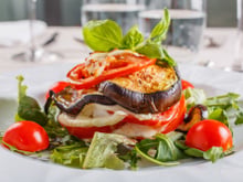Aubergine en millefeuille à la mozzarella aux tomates et à l'origan