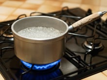 Casserole qui déborde : pourquoi ce couvercle en silicone « magique » est une mauvaise idée