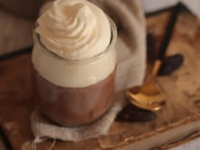 Une crème au chocolat, de la chantilly... voici comment faire facilement votre propre viennois à la maison !