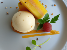 Glace au calisson et son coulis de Melon vanillé