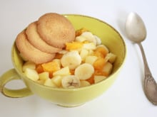 Salade de pomme, orange & banane parfumée à la pêche