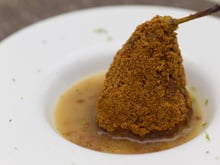 Poires pochées au vin blanc et panées au pain d'épices