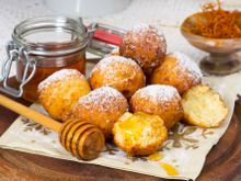 “Le goûter estival de mon enfance” : François-Régis Gaudry partage sa recette familiale de beignets à la menthe et au miel