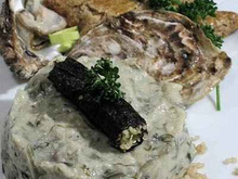 Tartare d'algues et huîtres, rouleau de nori, sablé breton