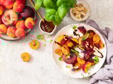 Ce chef propose une recette estivale de salade de fruits parfaite pour terminer un repas sur une note légère