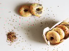 Pains bagels maison garnis à votre goût