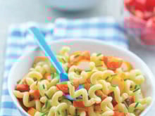 Petit bol de tortillettes aux œufs frais Lustucru, surimi, tomates cerises et ciboulette