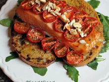 Pavé de Saumon bio et son pain perdu d'épeautre, tomates confites et roquette