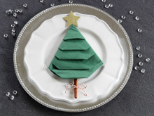 Comment faire un pliage de serviettes en forme de sapin de Noël ?